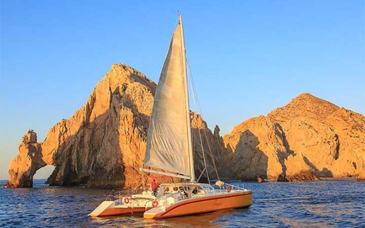Aventura de snorkel en las cristalinas aguas turquesas de Cabo San Lucas.